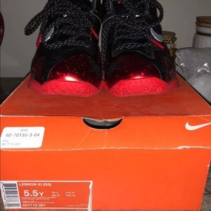 Nike Lebron XI Sneakers